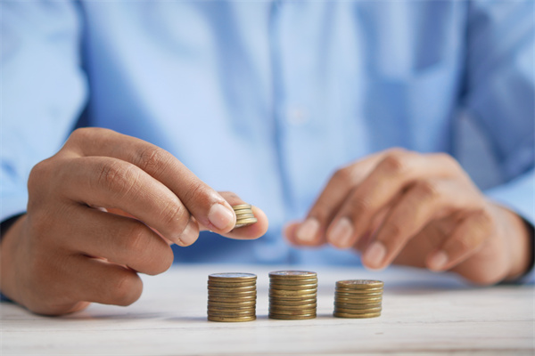 特朗普威胁对日韩等多国征25%关税，央行增持推动金价暴涨超2%