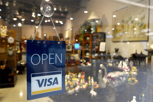 特朗普威胁对日韩等多国征25%关税，央行增持推动金价暴涨超2%