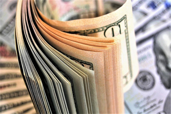 特朗普威胁对日韩等多国征25%关税，央行增持推动金价暴涨超2%